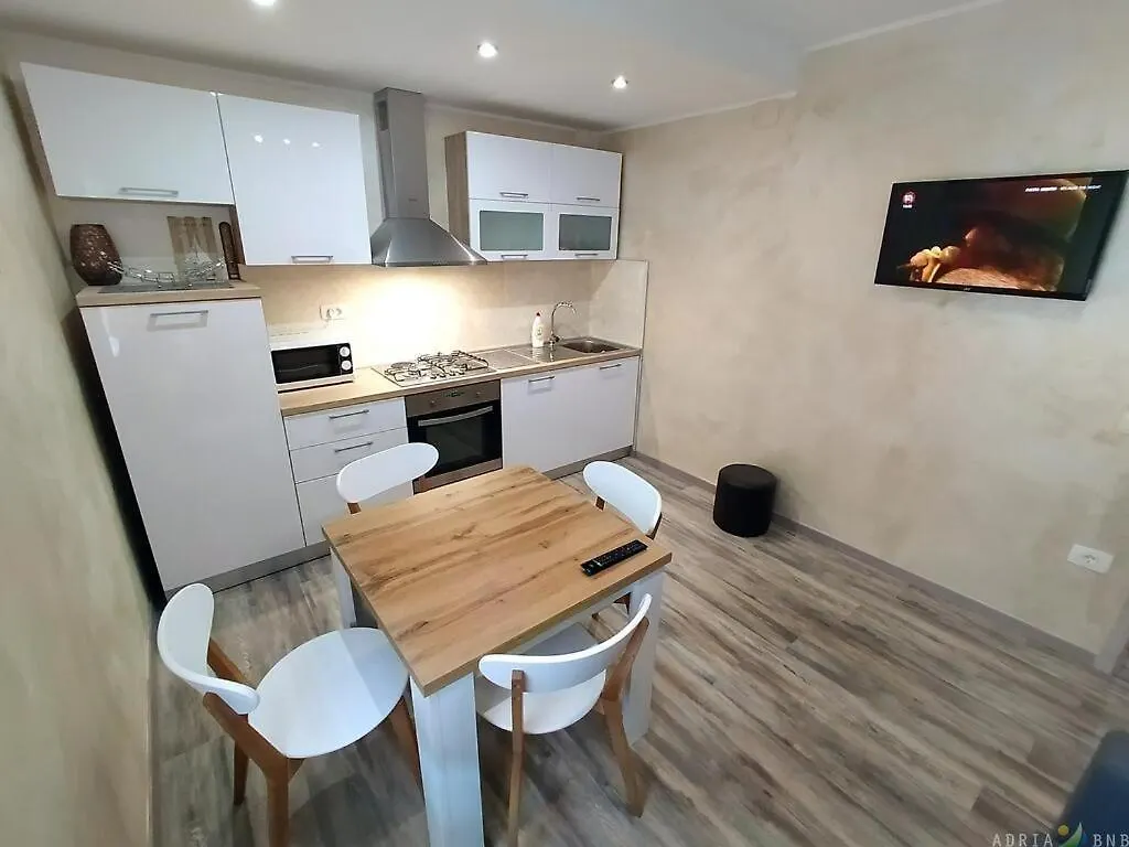Modern Apartment By Umag Sea