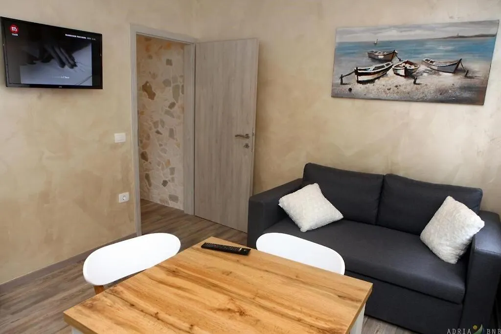 Modern Apartment By Umag Sea